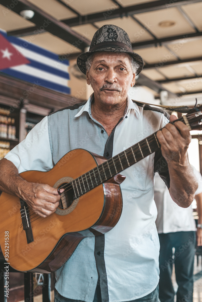 Obraz premium Havana, Cuba - October 18, 2019: Cuban band performing live music in a bar (Dos Hermanos) in Havana, Cuba.