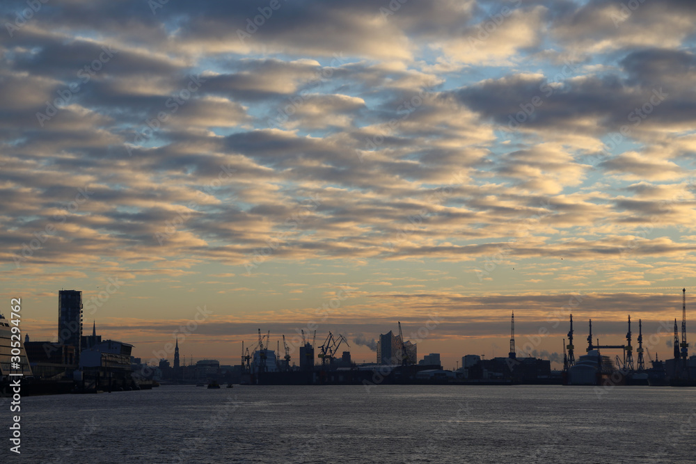 Hamburg Hafen mit dramatischen Sonnenaufgang Himmel