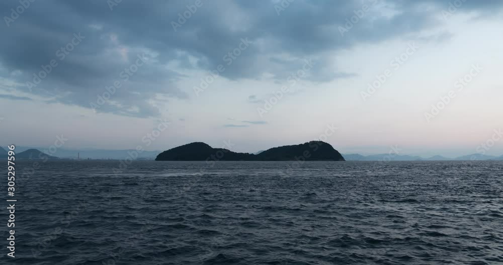 瀬戸内のタイムラプス映像(島の上に浮かぶ月と美しい色の空) 瀬戸内のタイムラプス映像(島の上に浮かぶ月と美しい色の空)