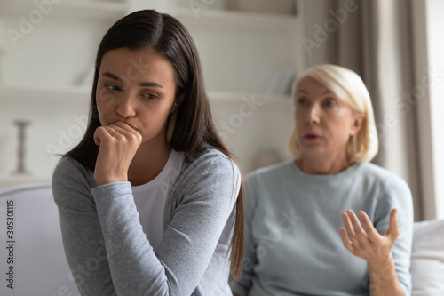 Foto Mother scolding teenage grownup daughter lecturing express discontent