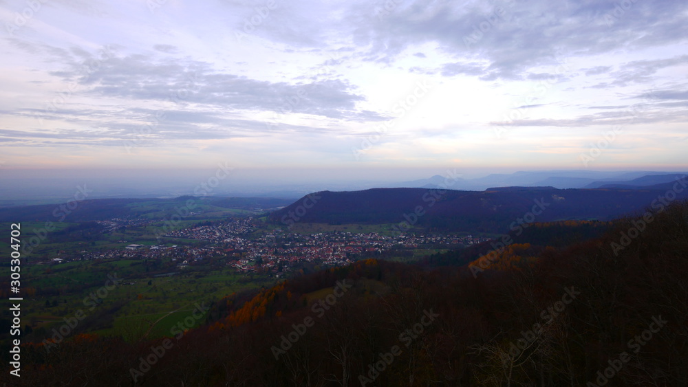 Roßberg, Deutschland: Panorama auf Gönningen, Georgenberg und Achalm - Reutlingen wird teilweise vom Pfullinger Berg verdeckt