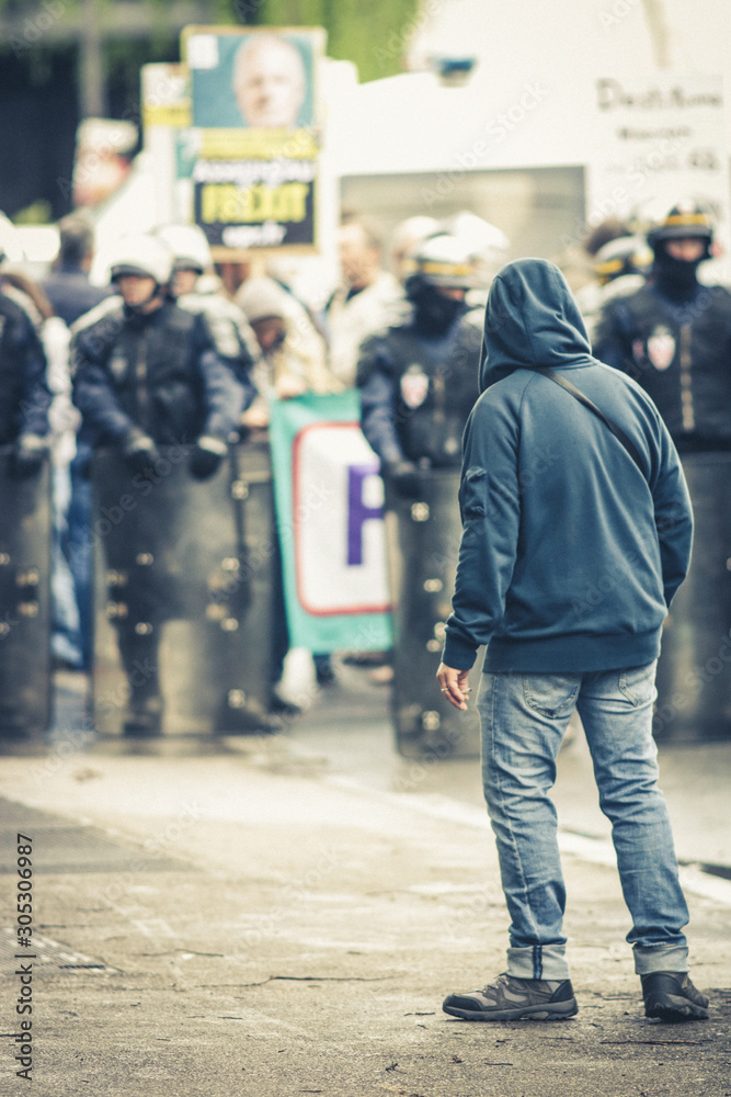 Obraz premium manifestant et policiers lors d'une grève