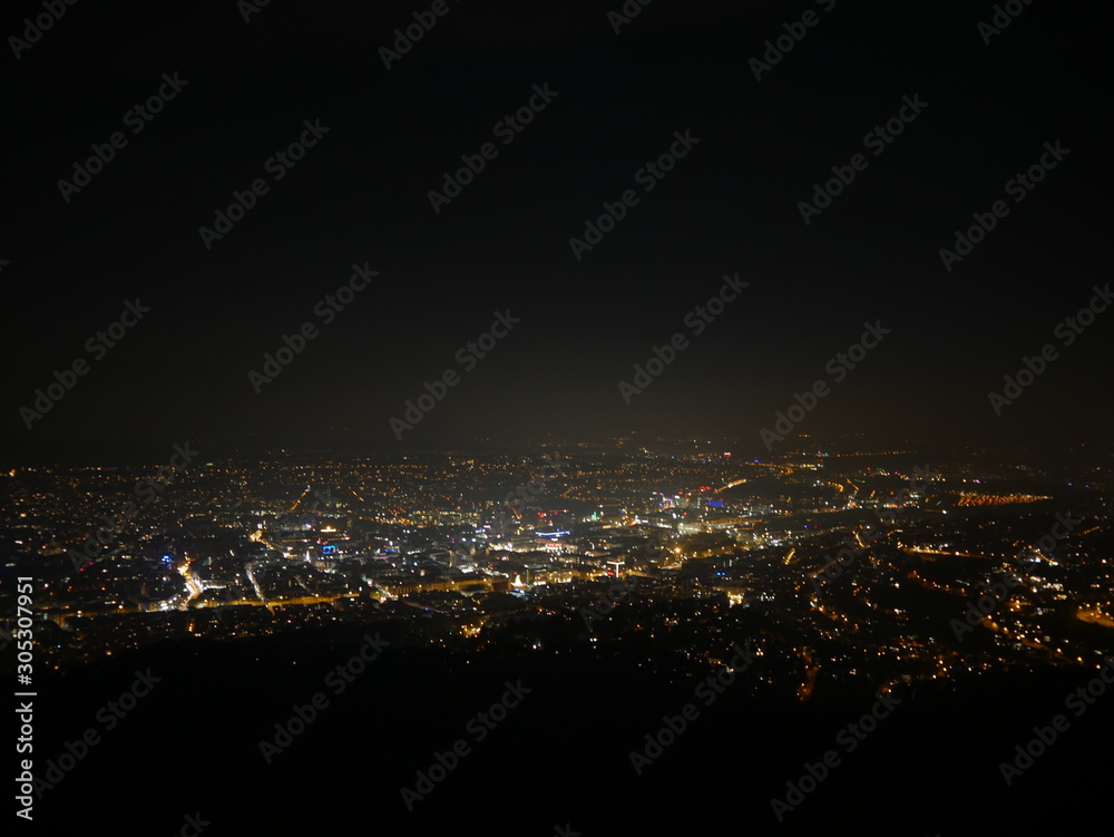 Stuttgart, Deutschland: Panorama des Stadtzentrums bei Nacht