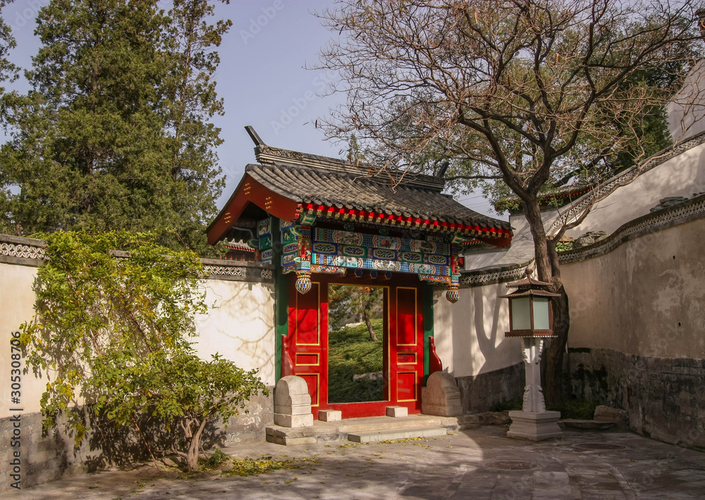 Obraz premium A traditional Chinese doorway to a side yard in Beihai, Beijing.