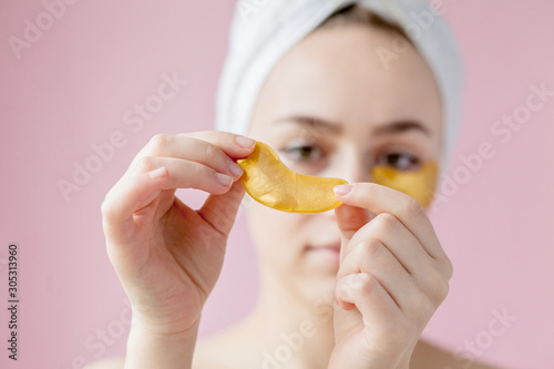 Fotografiet Portrait of Beauty Woman with Eye Patches on pink background