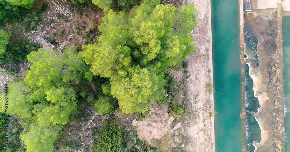 vista cenital dron de montaña y escalinata de cascadas de agua