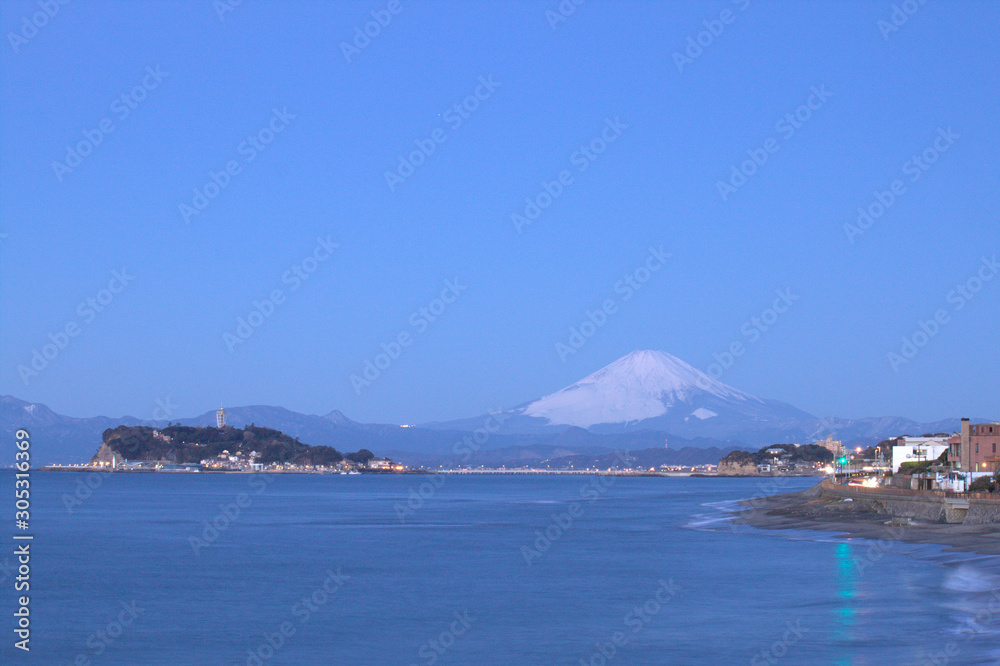 夜明け前の富士山と江ノ島