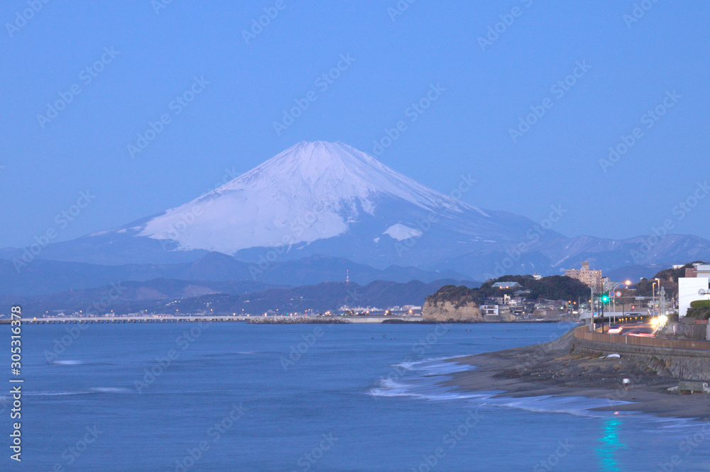 薄明の富士山