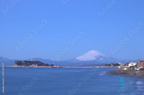 夜明け前の富士山と江ノ島