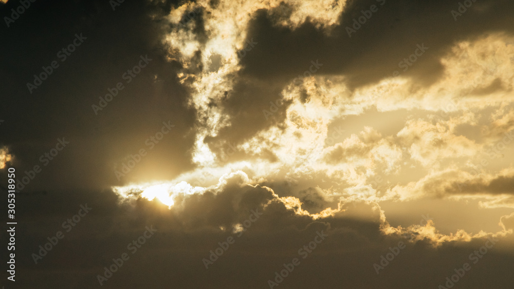 Nubes de un atardecer en Almeria con la hora dorada