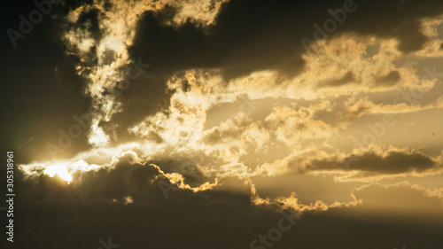 Nubes de un atardecer en Almeria con la hora dorada