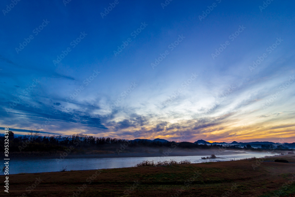 川の蒸気霧　初冬　夕方　川霧　自然現象