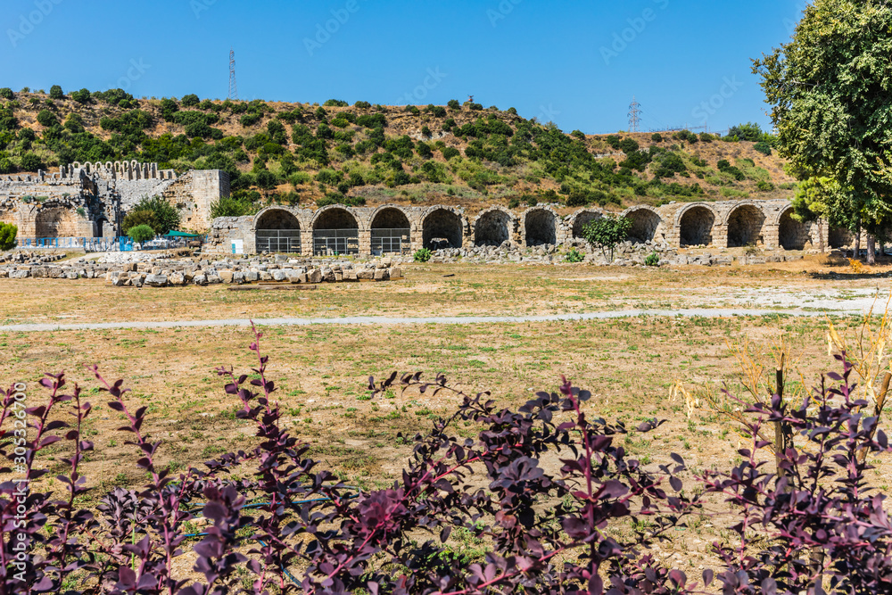 Obraz premium Perga or Perge, Turkey - September 12, 2019: an ancient Greek city in Anatolia, a large site of ancient ruins, now in Antalya Province on the Mediterranean coast 