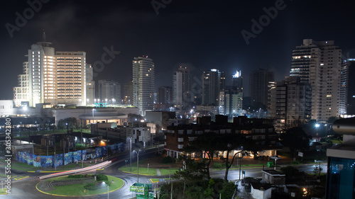 Paisagem noturna dos prédios da Praia de Punta del Este, Uruguai sendo encobertos por Neblina marítima