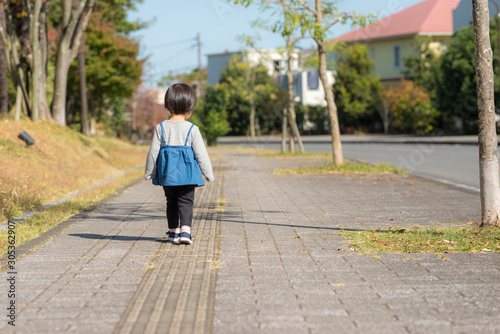 歩道を歩く女の子 後ろ姿 Stock Photo Adobe Stock