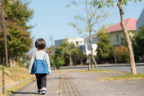 歩道を歩く女の子 後ろ姿 © kai