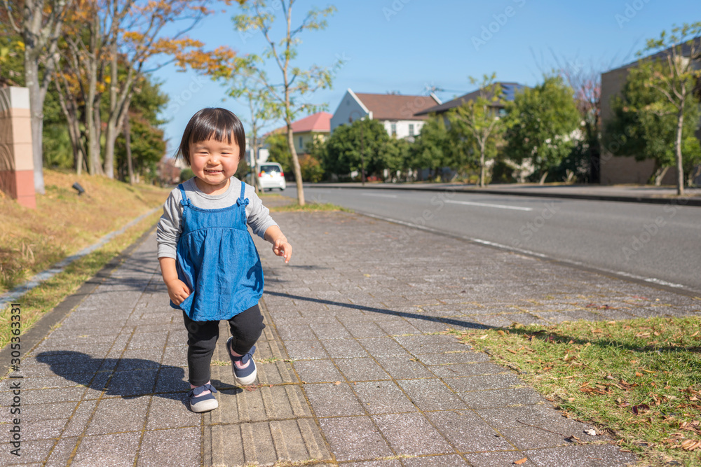 お散歩する女の子