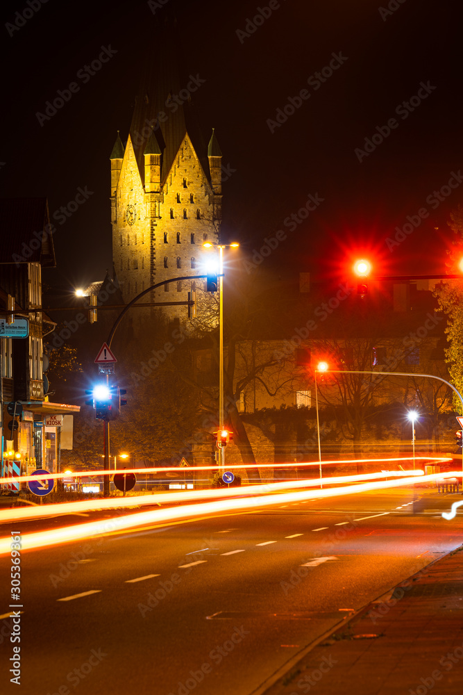 Der paderborner Dom bei Nacht, Blick von der Neuhäuser Straße mit Leutspuren, Paderborn, Deutschland