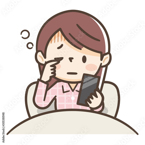 寝起きにスマートフォンを見る女性