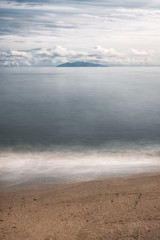 Deken met foto Cappuccinokleur Eiland Elba gezien vanaf Corsicaans strand  © Jon Ingall