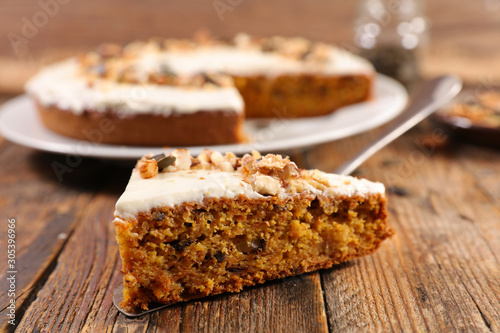 carrot cake with cream and nuts Fototapet