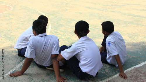 Middle school / junior high school students compactly read the newspaper together on the local school page, Batang Indonesia 19 November 2019