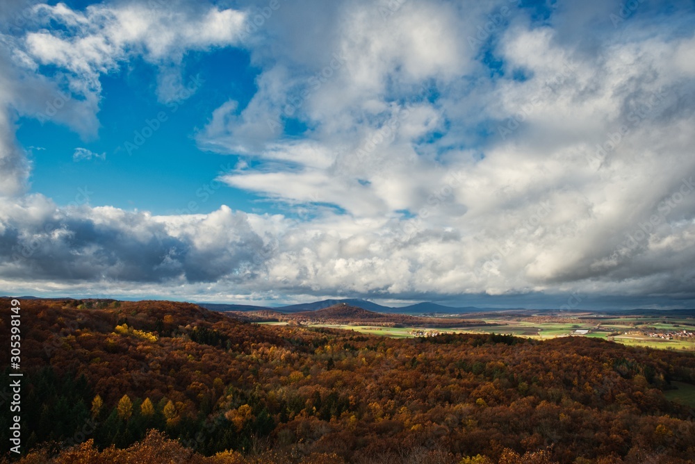 Herbstlicher Ausblick auf die Gleichberge in thüringen Deutschland Herbstlicher Ausblick auf die Gleichberge in thüringen Deutschland