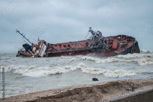 Quadro su tela An abandoned tanker loaded with oil is threatening a major environmental disaster near the coast of Yemen, the United Nations has said, amid expert warnings of a catastrophic explosion