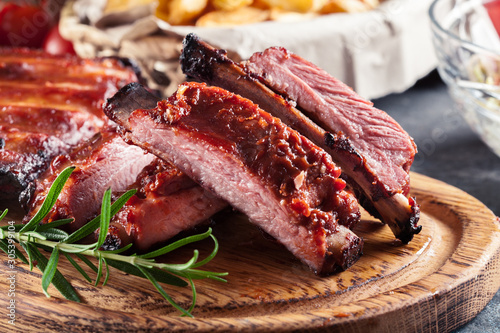 Stampa su tela Spicy barbecued pork ribs served with BBQ sauce