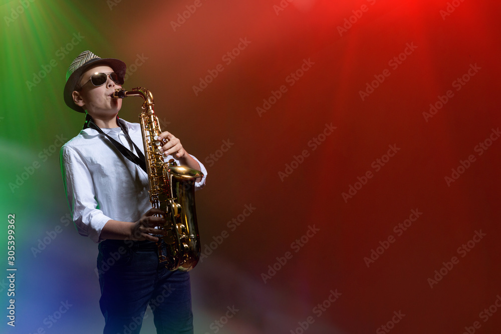 Obraz premium Young boy playing his saxophone