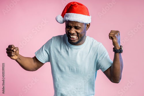 Fotografie African american man wearing Santa hat