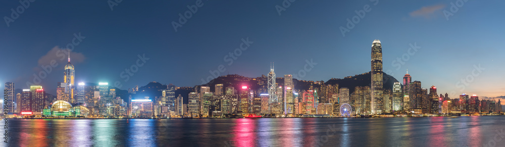 Obraz premium Panorama of Victoria harbor of Hong Kong city at dusk