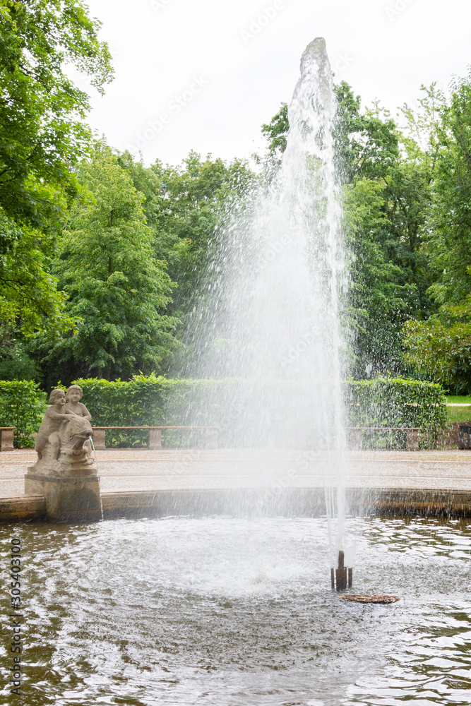 Naklejka premium Rundbrunnen Delphinbrunnen in Volkspark Friedrichshain, fountain in the park, Berlin