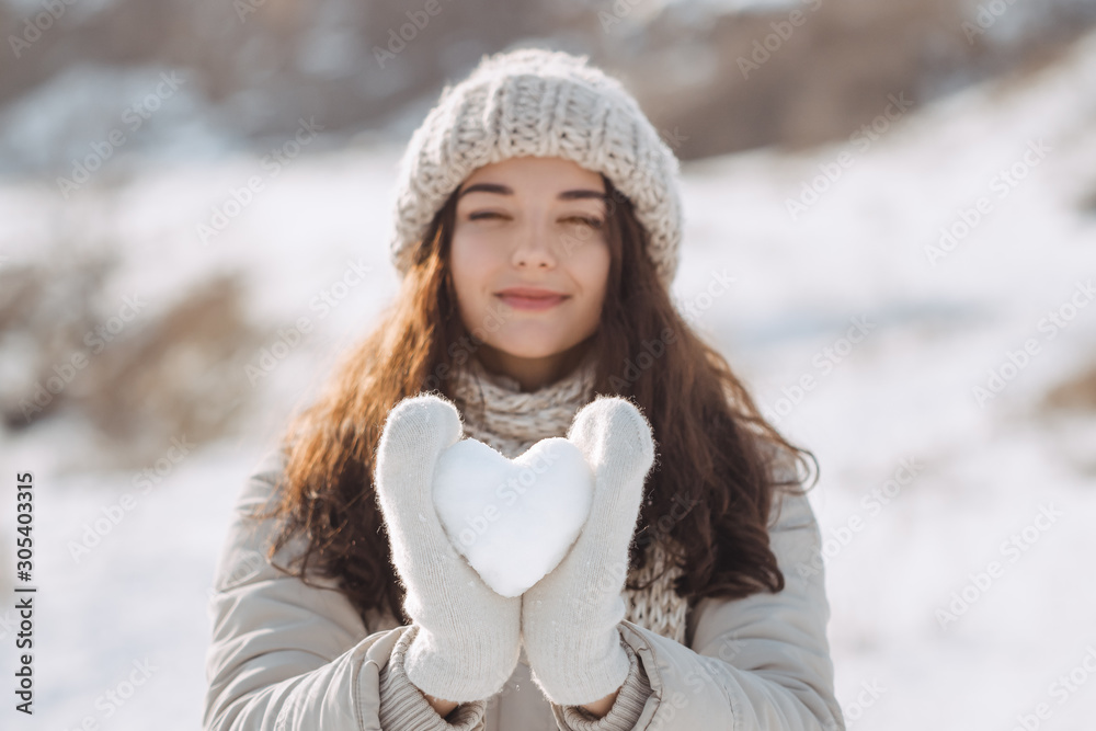 Obraz premium Snow Heart in Hands of a Woman