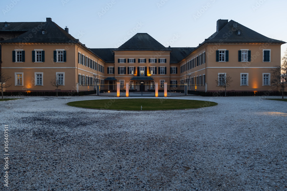 Beleuchtete Schloss Johannisberg/Deutschland im Winter