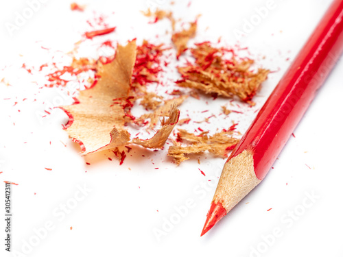 roter Buntstift isoliert auf weißem Hintergrund
