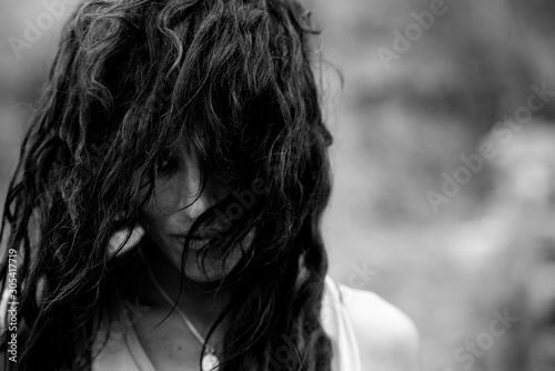 Photos Mujer joven tapa su cara con su propio pelo
