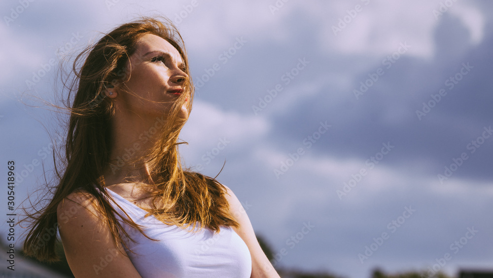 Obraz na płótnie Girl relaxing outdoor enjoying sunlight w salonie