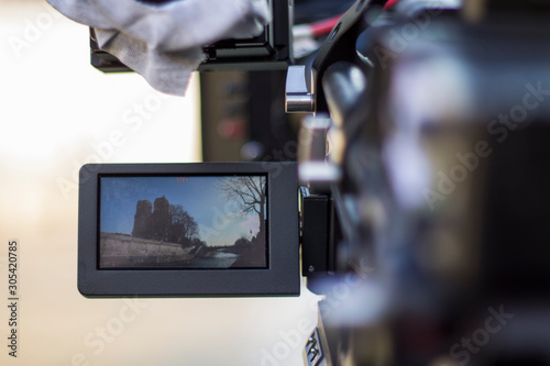écran d'une caméra vidéo numérique filmant Notre-Dame de Paris en France