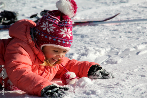 La petite fille joue dans la neige 