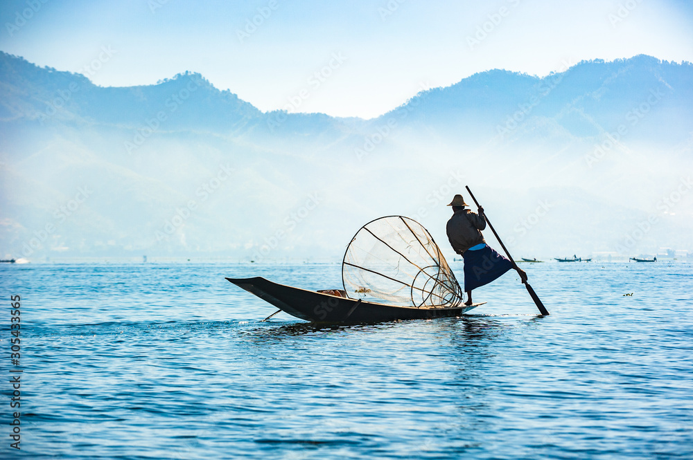 Naklejka premium Fishermen at Inle lake, Shan State, Myanmar