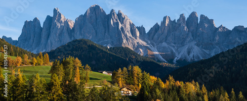 Canvas Print Autumn evening Santa Magdalena famous Italy Dolomites village surroundings in front of the Geisler or Odle Dolomites mountain rocks