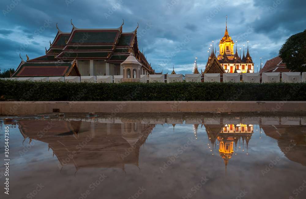 Naklejka premium Wat Ratchanadda Reflaction