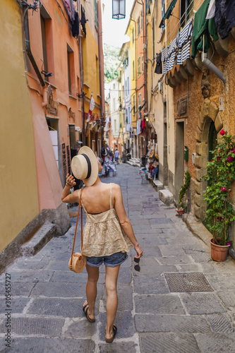 Obraz na płótnie Back view of tourist woman walking in italian street w salonie