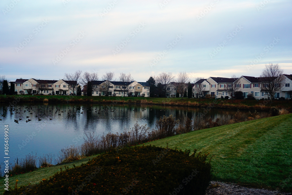 Obraz premium houses overlooking river