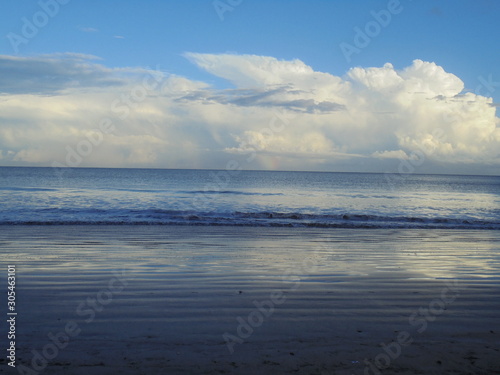 Nuvole bianche su oceano blu