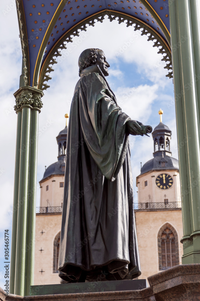 Fototapeta premium Melanchthon-Denkmal vor der Stadtkirche St. Marien in der Lutherstadt Wittenberg, Sachsen-Anhalt