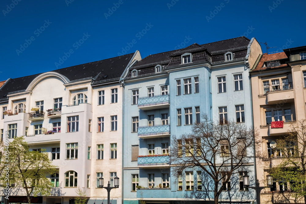 sanierte häuserzeile in berlin charlottenburg, deutschland