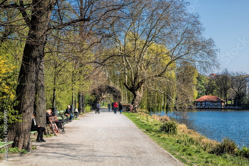 Obraz na płótnie uferweg am lietzensee in berlin charlottenburg, deutschland w salonie