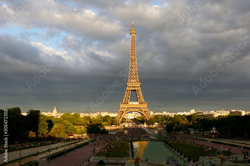 Eiffel tower golden hour